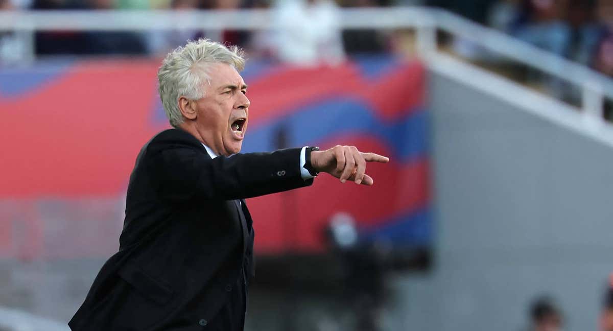 Ancelotti les da indicaciones a sus jugadores durante el Clásico./AFP