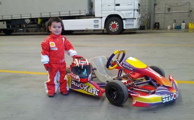 Christian Costoya (tres años), con su segundo kart en una nave industrial de las afueras de Silleda.  Archivo familiar