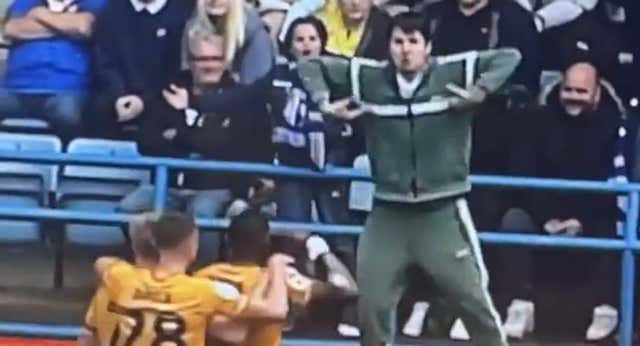 Sanción de por vida: el Gillingham toma medidas ante un gesto racista en su estadio
