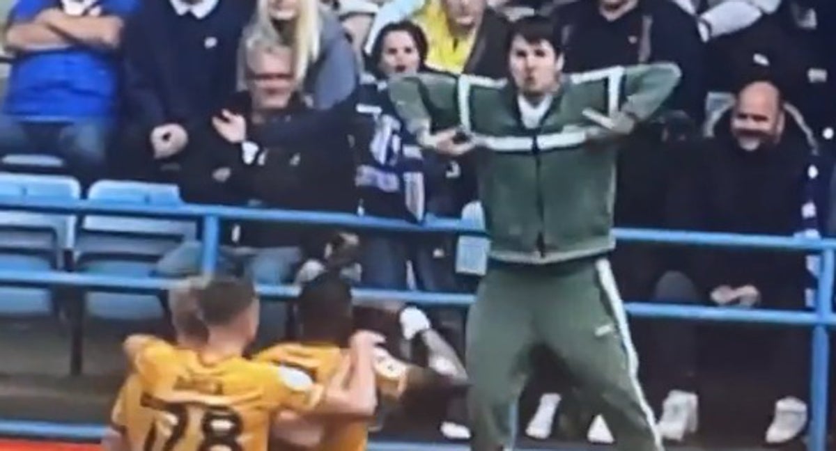 Momento exacto en el que el aficionado del Gillingham hace un gesto racista.