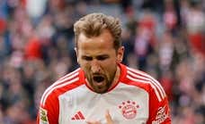 Exhibición del Bayern en un partido de locura: tres expulsiones y un gol de Kane desde el centro del campo