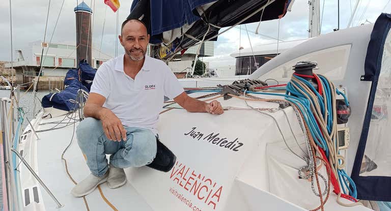 Juan Merediz, a bordo de su Sorolla.