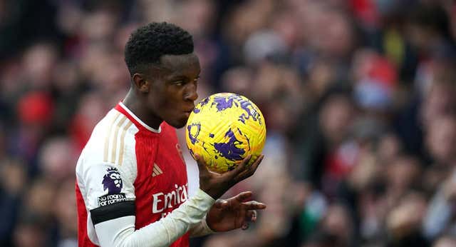 Nketiah pide paso con un hat-trick y el Arsenal sigue sin perder