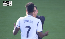 Vinicius fue el otro protagonista: pique con Xavi, Ancelotti se lo llevó de la mano por evitar un lío...