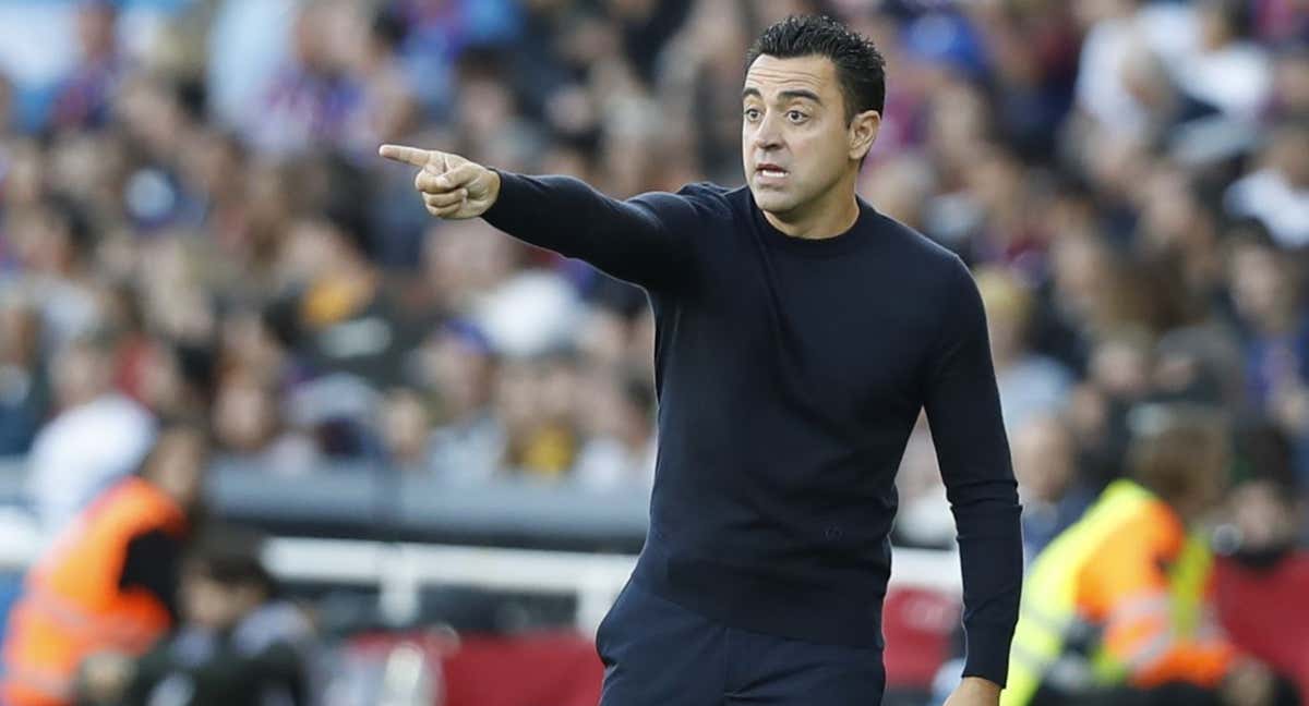 Xavi dando órdenes durante el partido ante el Real Madrid.