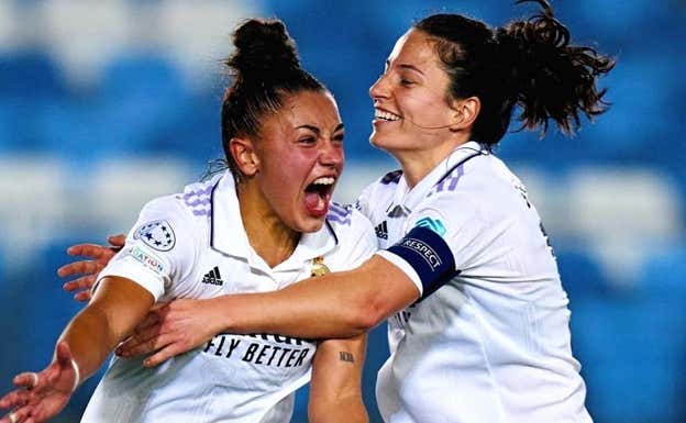 Carla celebrando un gol con Ivana.  REAL MADRID