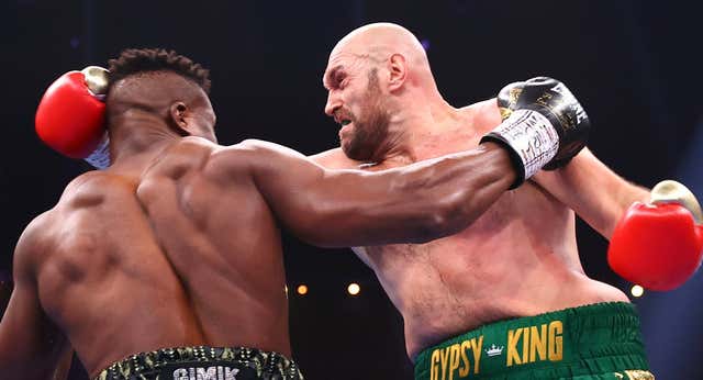 Fury se deja enredar por Ngannou y acaba pidiendo la hora