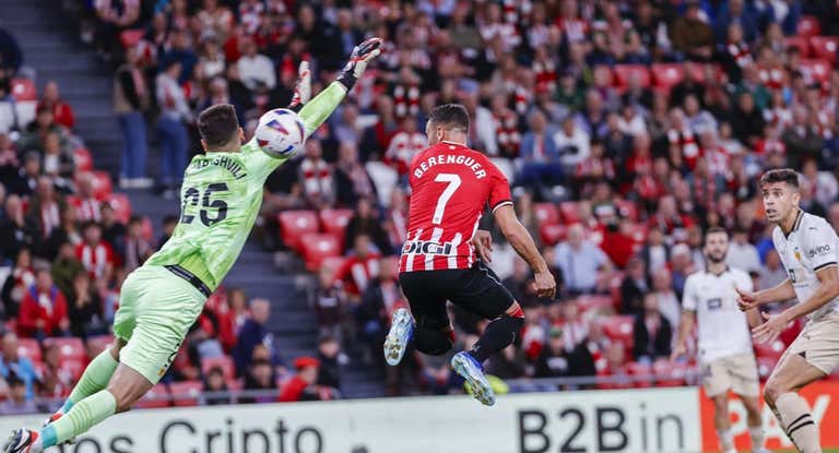 Berenguer se adelanta al portero valencianista para marcar el empate.