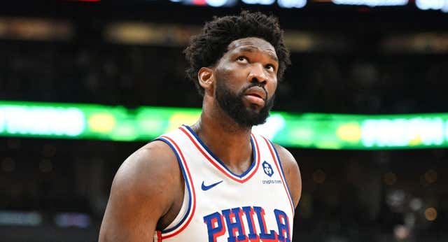 Joel Embiid y Tyrese Maxey le regalan a Nick Nurse su primer triunfo en su vuelta a Toronto