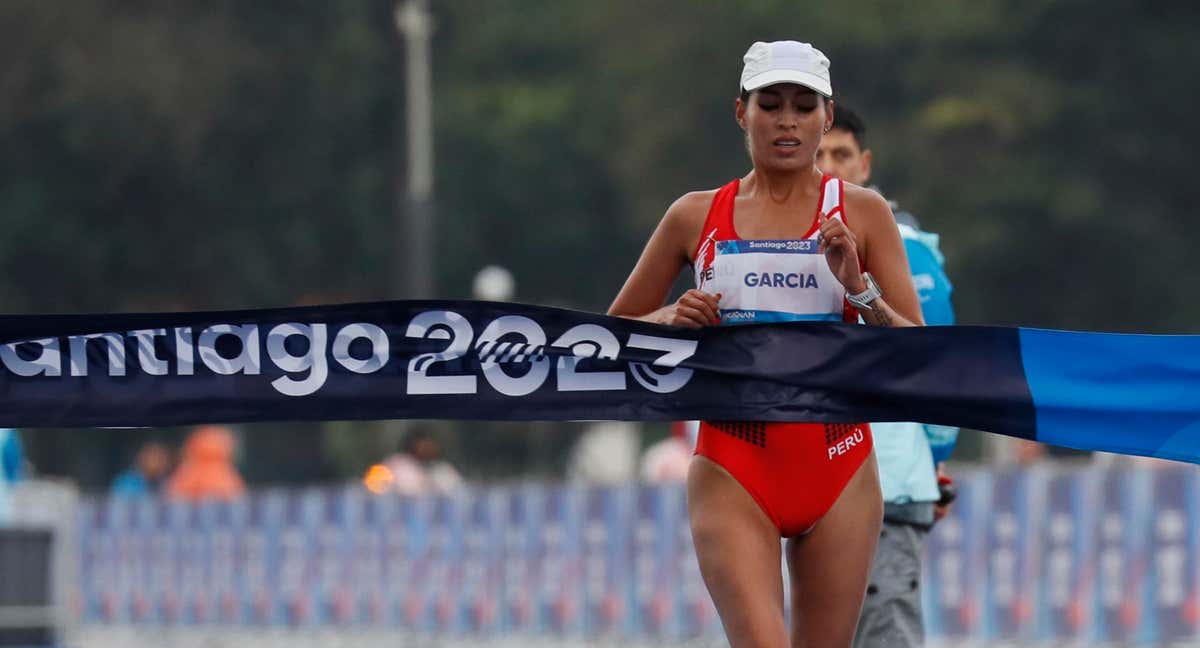 Kimberly García León cruzando la línea de meta./EFE