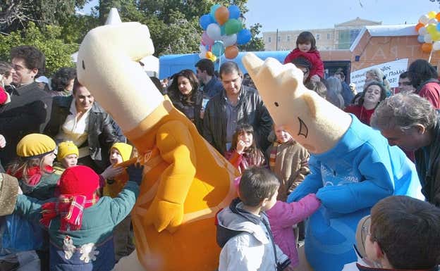 Febo y Atenea, las dos mascotas de los Juegos Olímpicos de Atenas 2004. Simela Pantzartzi