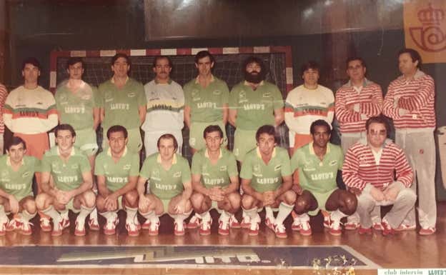 Plantilla de Interviu's Lloyd, con García como jugador y Manuel Saorín como entrenador.  MOVISTAR INTER