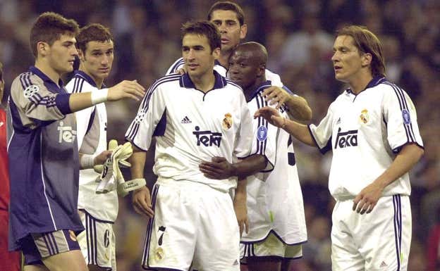 Raúl, rodeado por Míchel Salgado, Casillas o Iván Helguera, en un partido de la 00/01.  EFE