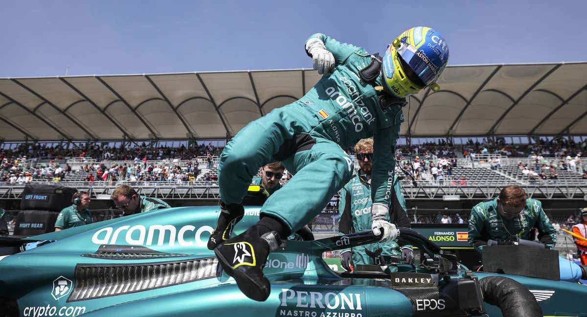 Fernando Alonso bajándose de su monoplaza durante el GP de México.