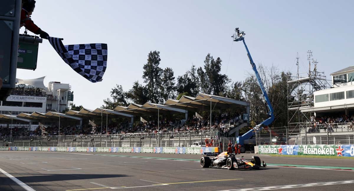 Bandera a cuadros para Max Verstappen en el GP de México 2023 de F1. /Reuters