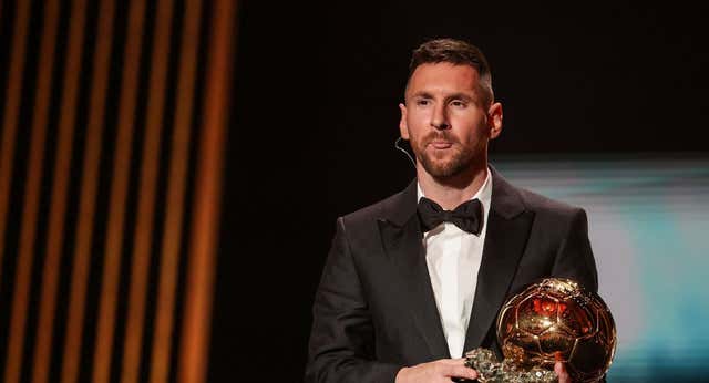 Messi gana el Balón de Oro y es infinito como Maradona: «Esto también es de él»