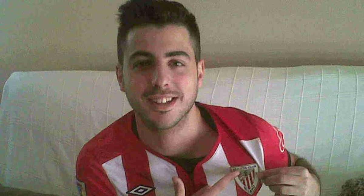 Aitor Torres muestra el escudo del Athletic que demuestra su afición./Cedida