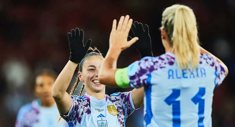 Athenea del Castillo y Alexia Putellas celebran un gol de España ante Suiza en la Nations League.