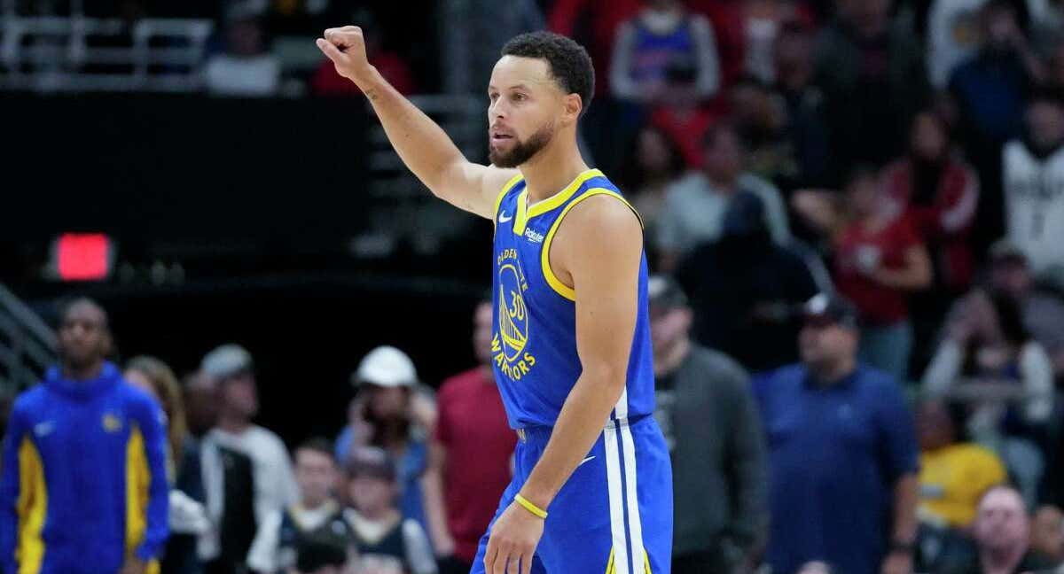 Stephen Curry celebra uno de sus triples durante la victoria ante los New Orleans Pelicans/ GETTY IMAGES