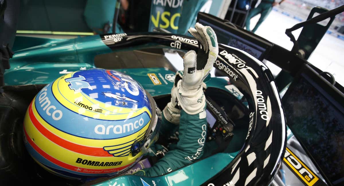 Fernando Alonso, antes de salir a pista, en el cockpit del Aston Martin AMR23. /Aston Martin