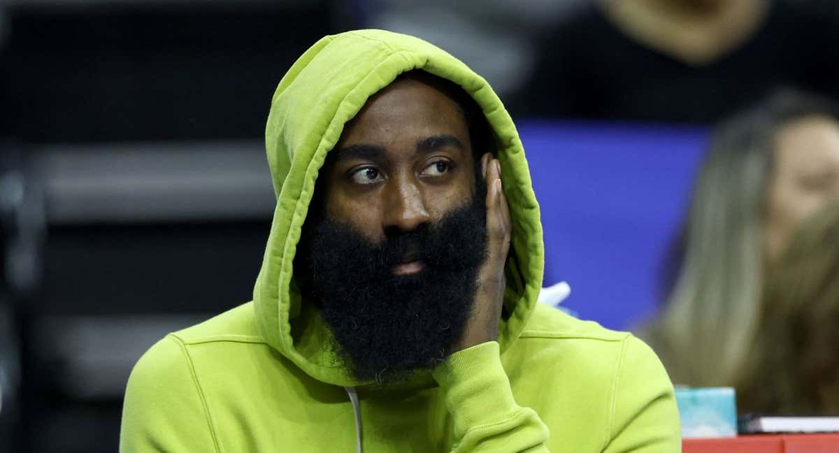 James Harden en el banquillo de los 76ers en el último partido de la NBA./AFP