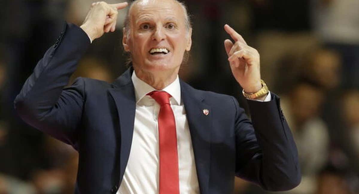 Dusko Ivanovic realiza una indicación en el desarrollo de un partido.