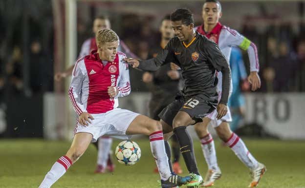Machín contra Van de Beek en la UEFA Youth League. Getty Images