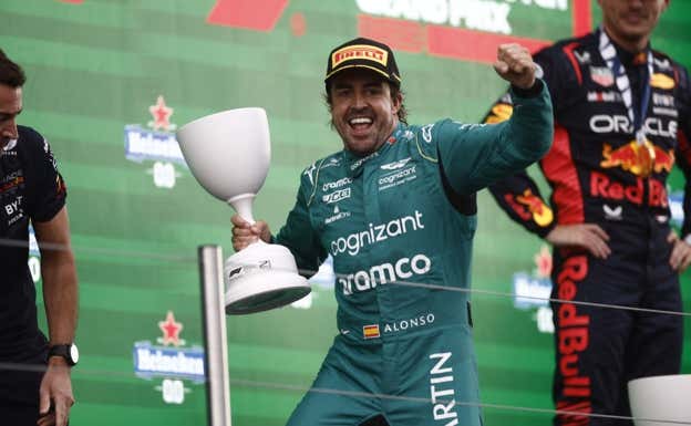 Fernando Alonso celebra su podio en el GP de Países Bajos 2023 de F1.  Aston Martin