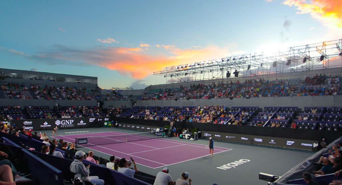 Imagen del estadio en Cancún durante el partido entre Iga Swiatek y Marketa Vondrousova. /Harold Alcocer/Jam Media/Getty Images