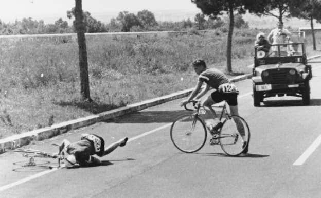 Momento en el que Knud Enemark Jensen cae al asfalto tras colapsar en la prueba ciclista de Roma 1960. Murió horas después en el hospital.  GETTY