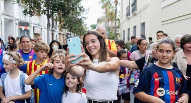La vecina Balón de Oro, entre el ‘matcha’ y el pollo al limón: «En Ribes, Aitana es nuestra Messi»