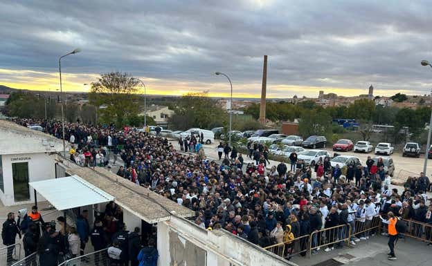 Las largas colas en Buñol antes del partido.  N.Sanchis