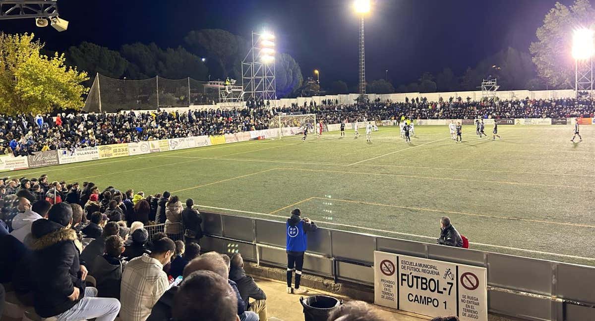 El estadio donde se jugó el Buñol-Real Sociedad, abarrotado. /N.Sanchis