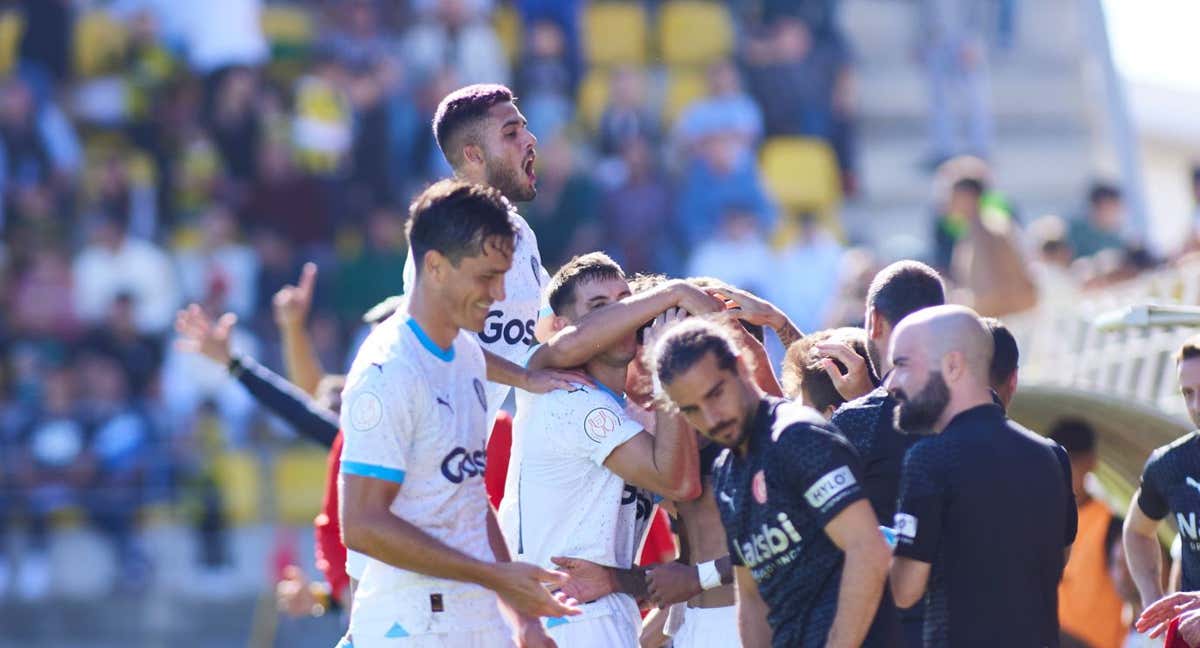 El Girona celebra el gran gol de Savinho./GIRONA