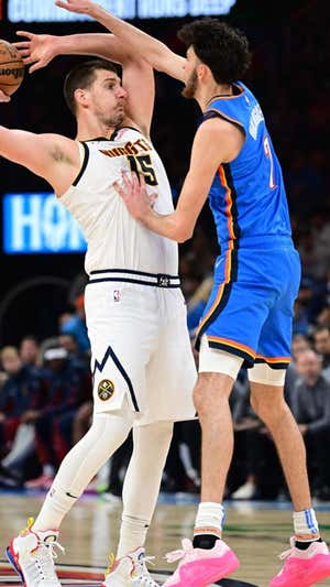 Nikola Jokic frente a Chet Holmgren. Reuters