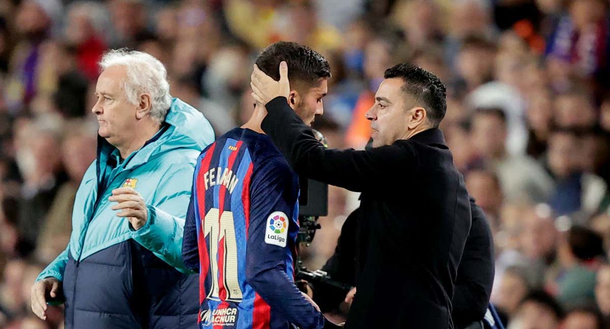 Xavi cambia a Ferran en un partido del pasado curso. El delegado culé Carles Naval, de fondo. /Getty.