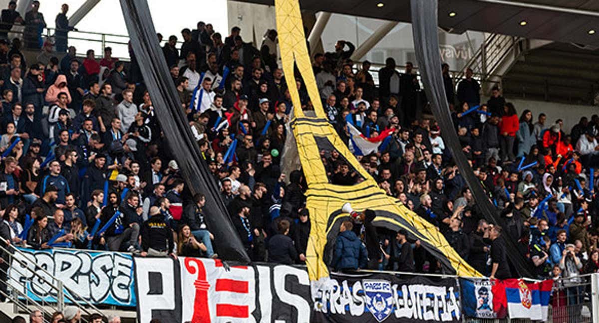 Aficionados del París FC durante un partido en su estadio.