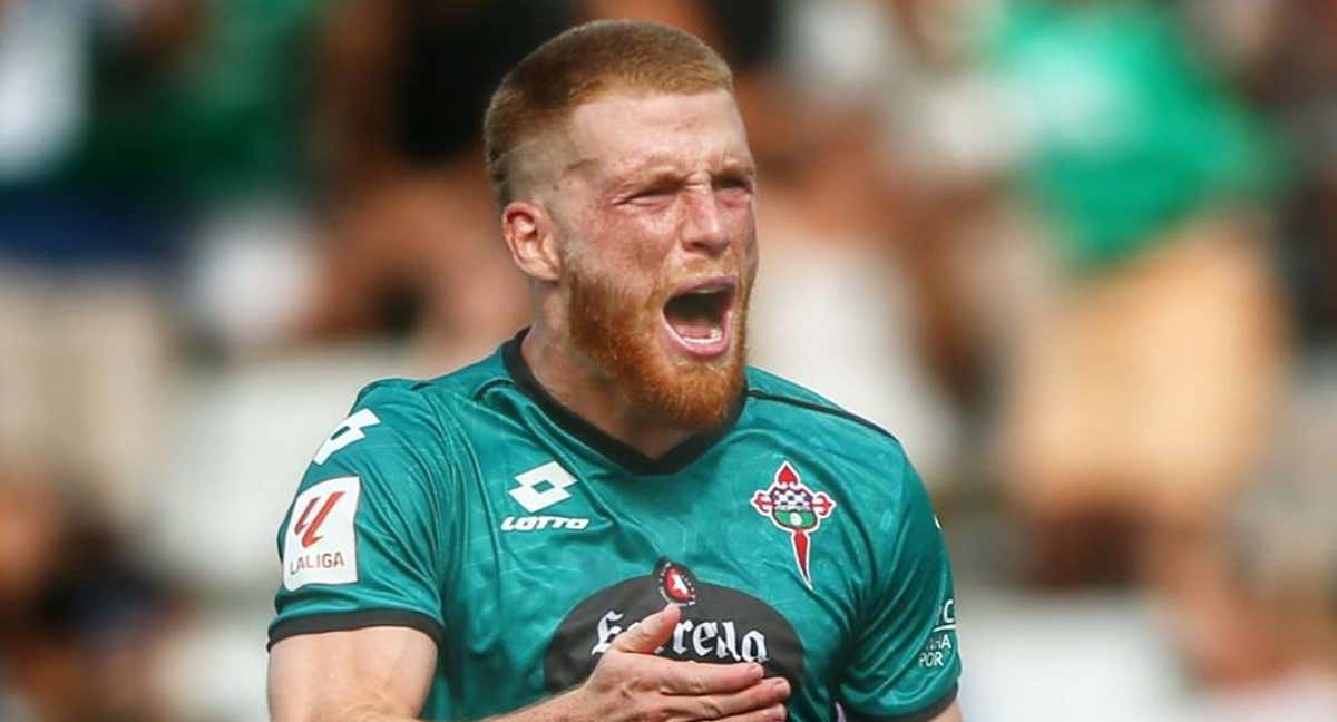 Carlos Vicente celebra un gol con el Racing de Ferrol. /LALIGA