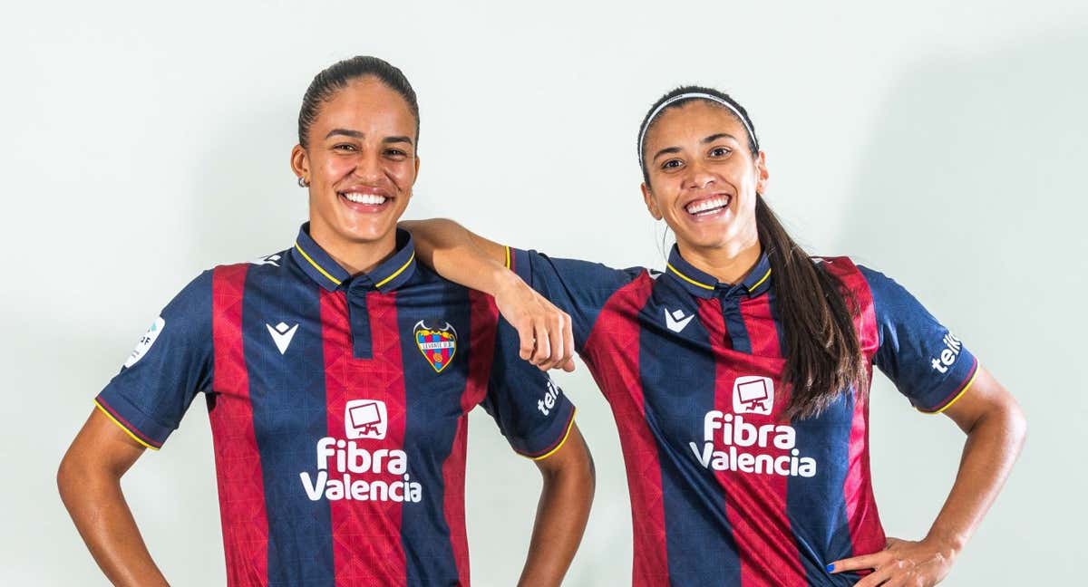 Gabi Nunes y Antonia, jugadoras del Levante, durante una sesión de fotos.