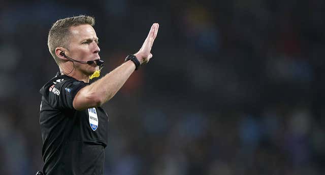 Un nuevo escándalo arbitral impide al Celta salir de su particular día de la marmota