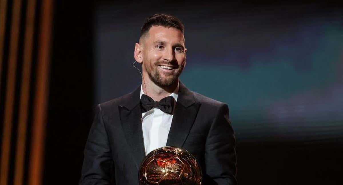 Messi recibe su octavo balón de oro./AFP