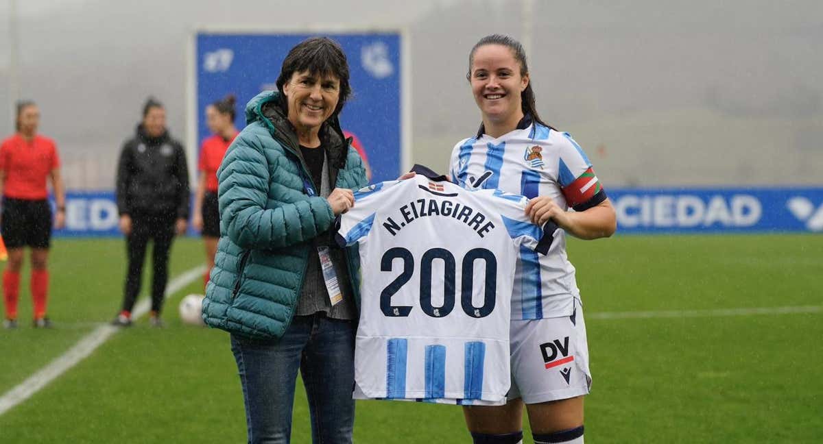 Nerea Eizagirre posa junto a Garbiñe Etxeberría, la directora deportiva de la Real Sociedad. /Real Sociedad