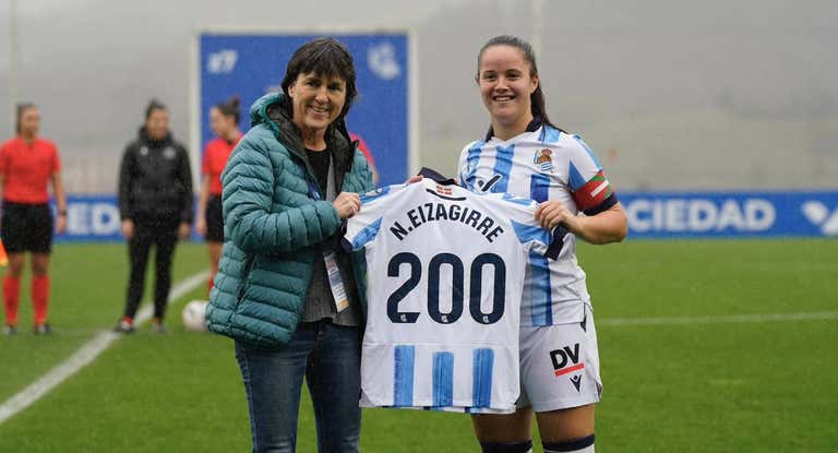 Nerea Eizagirre posa junto a Garbiñe Etxeberría, la directora deportiva de la Real Sociedad.