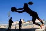 Todos los mitos que rodean al sinfín de mofas contra las porteras del fútbol femenino: «Sería mejor si hubiera nacido ahora»