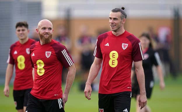 Jonny Williams y Gareth Bale, en un entrenamiento con Gales. Getty Images