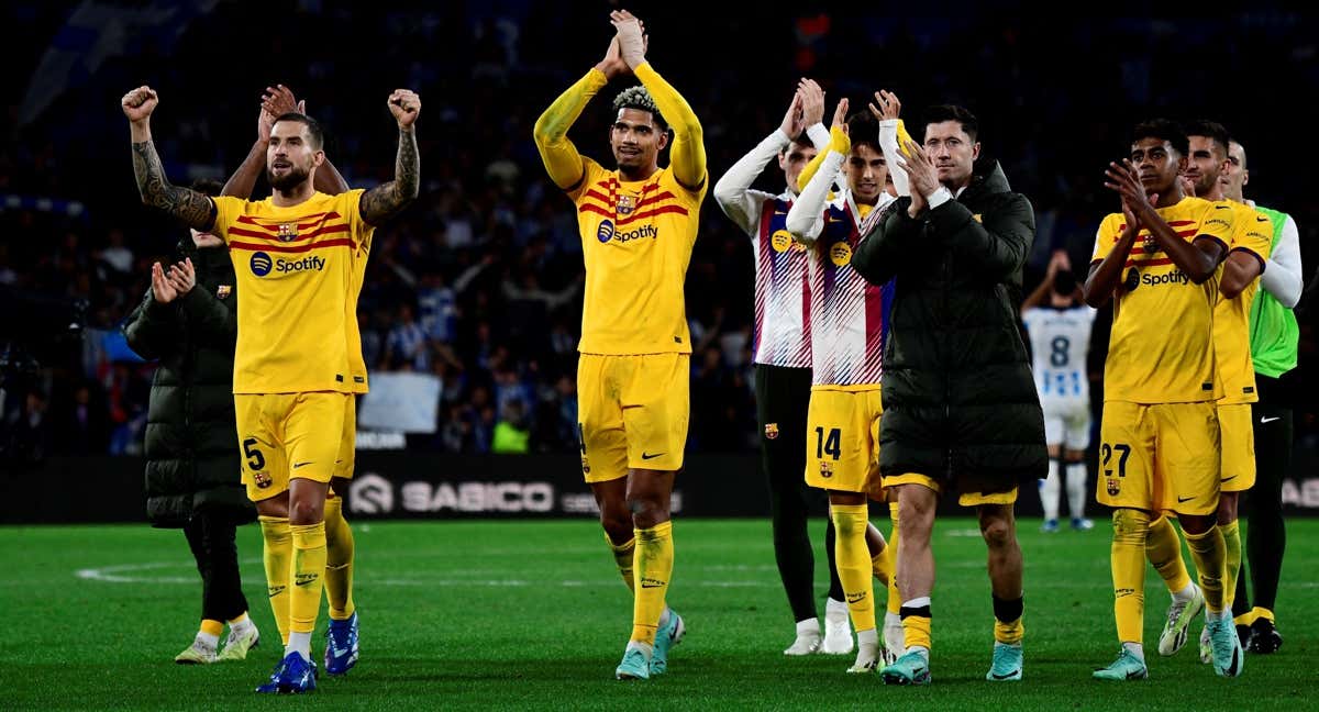 Los jugadores del Barcelona agradecen el apoyo de su afición tras ganar en Anoeta./AFP