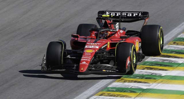 Carlos Sainz vuelve a responder pese a la enésima oportunidad perdida de Ferrari