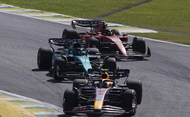 Sergio Pérez, Lance Stroll y Carlos Sainz, en Interlagos.  Reuters