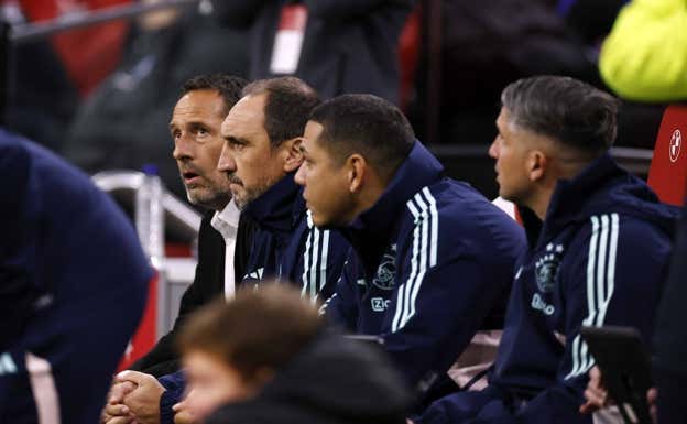 Hedwiges Maduro, en el banquillo del Ajax. EFE