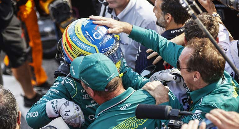 Aston Martin celebra con Fernando Alonso su podio en el GP de Sao Paulo 2023.
